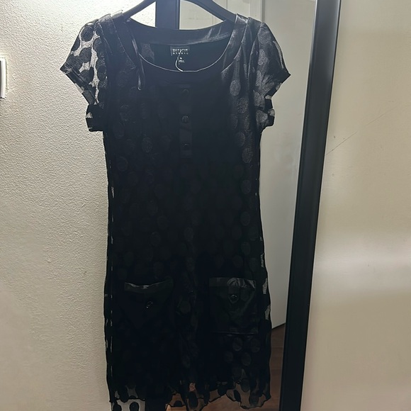 Lace dress - Picture 2 of 2